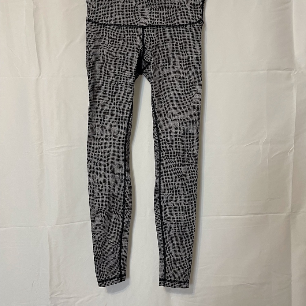 Luluemon Patterned Leggings Black and Grey Women’s Medium